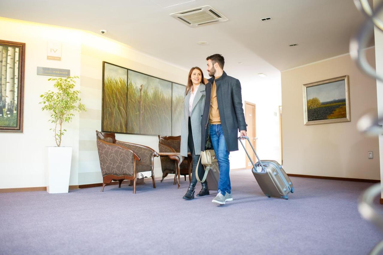 Hotel Premier Aqua - Adults Only 维尔蒂尼克 外观 照片 A couple checking into a hotel