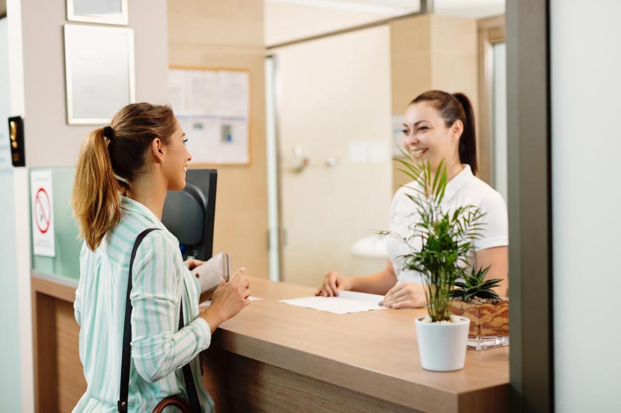 Hotel Premier Aqua - Adults Only 维尔蒂尼克 外观 照片 Receptionist at work