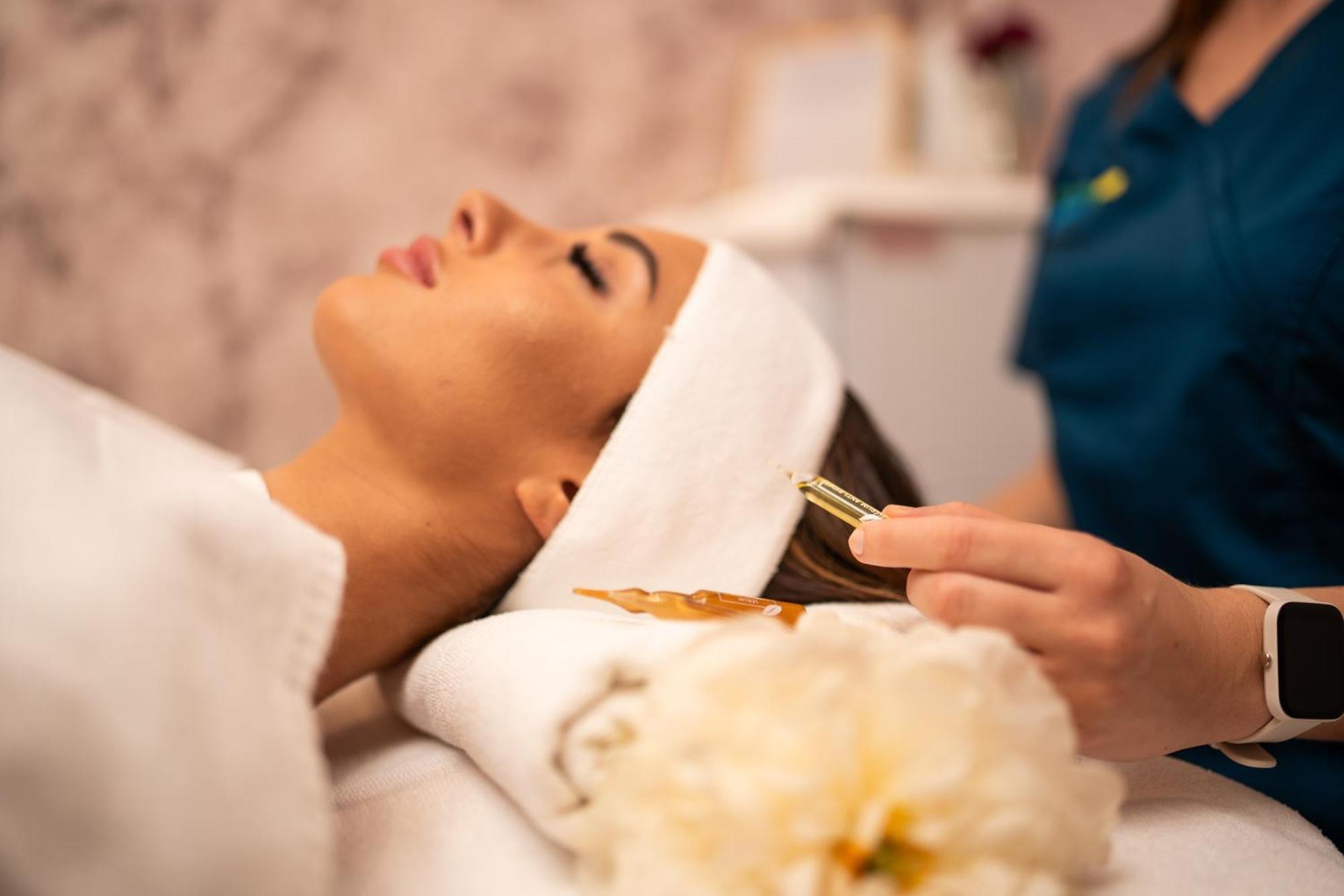 Hotel Premier Aqua - Adults Only 维尔蒂尼克 外观 照片 A woman receiving a facial treatment