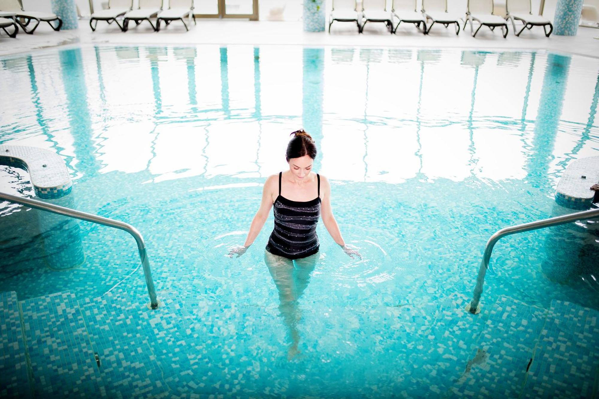 Hotel Premier Aqua - Adults Only 维尔蒂尼克 外观 照片 A woman in a swimming pool