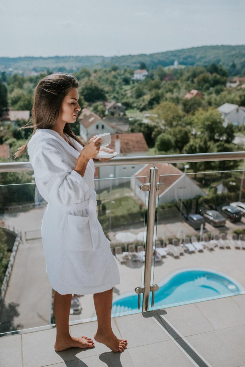 Hotel Premier Aqua - Adults Only 维尔蒂尼克 外观 照片 A woman wearing a bathrobe