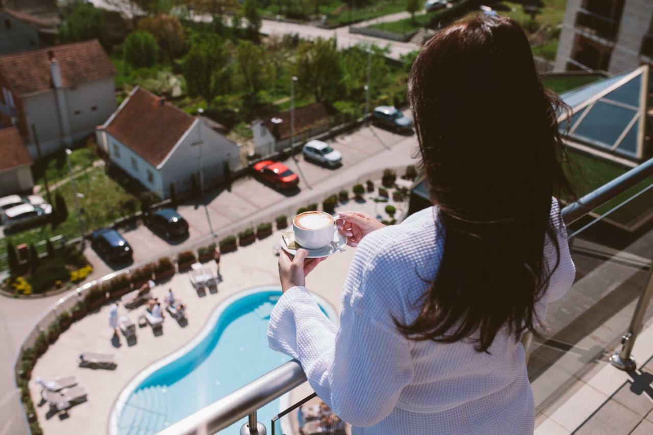 Hotel Premier Aqua - Adults Only 维尔蒂尼克 外观 照片 A woman on a balcony