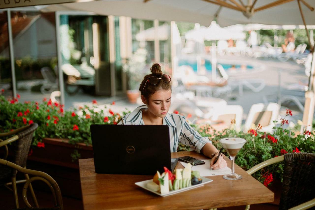 Hotel Premier Aqua - Adults Only 维尔蒂尼克 外观 照片 A woman working remotely